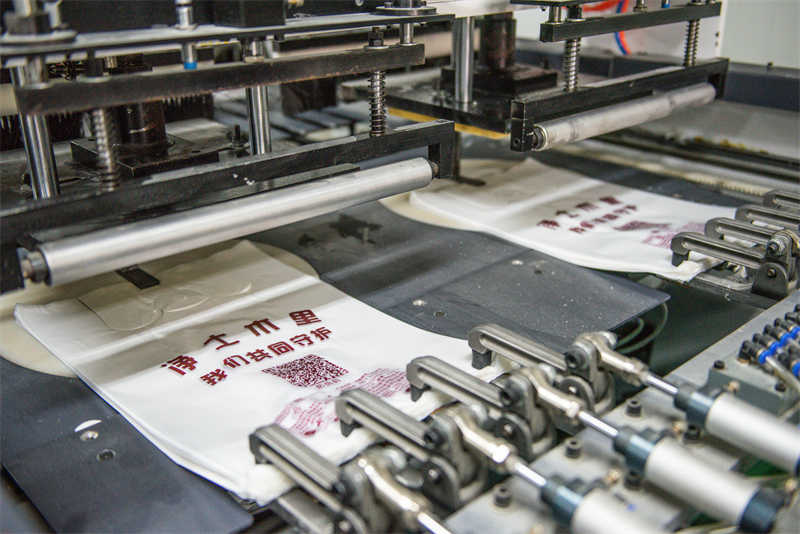 生產(chǎn)環(huán)保塑料袋需要哪些生產(chǎn)設(shè)備 生產(chǎn)環(huán)保塑料袋需要哪些生產(chǎn)設(shè)備(圖1)